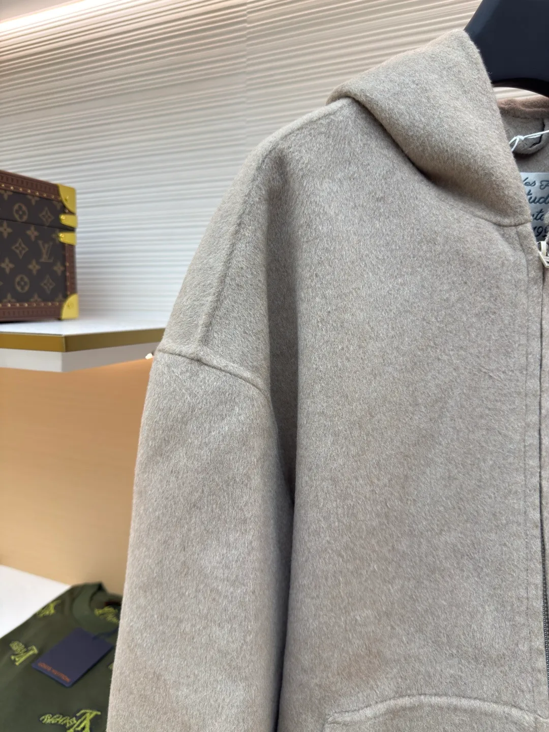Acne Studios Nordic minimalist style double-sided cashmere jacket ●Authentic product: purchased and developed for 7999 ●Item number: 1680681-C85 ●Material: cashmere fabric ●Technology: solid color distressed production ●Version: fitted version ●Weight: about 1070 grams ●Size: S-M-L ●Description: ACNE Nordic minimalist style double-sided cashmere jacket Original version purchased for 11000 Fabric dyed for 35 days Consistent with YB, different from the market version, the fabric is 90% sheep wool and 10% cashmere. The quality inspection report is acceptable. The zipper uses the original authentic zipper with TALON base. The real antique silver craftsmanship is different from the solid color distressed on the market. It uses Ice Pa lining and customizes the YB consistent collar label. The workmanship details are excellent. The overall wiring is straight and delicate, the fabric is comfortable and soft, and the color is consistent without color difference. It can be matched with the same style to create a fashionable look and control various occasions. Customized accessories, complete with three standards, same style for men and women!